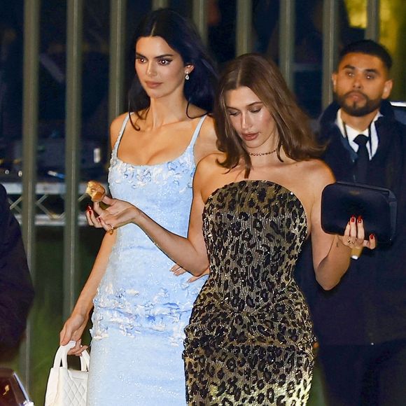 Hailey Bieber et Kendall Jenner quittent la soirée Vanity Fair Oscars à Los Angeles après la 98e cérémonie des Oscars.

©BestImage