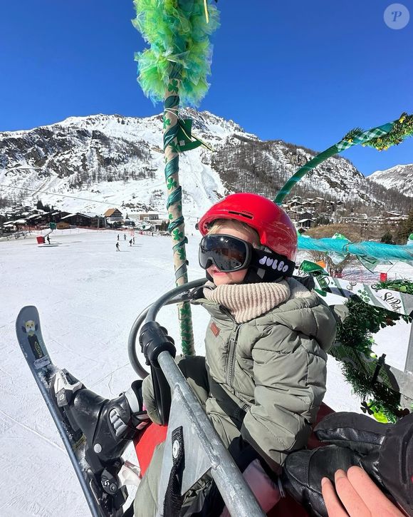 Léo était visiblement heureux d'être avec son papa sur le télésiège et...

Léo, le fils de Cyril Lignac à la station de ski de Val d'Isère © Instagram
