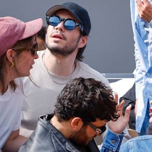François Civil, sa soeur Marie, sa compagne Adèle Exarchopoulos et Sacha Abitbol en tribunes lors de la finale messieurs des Internationaux de France de Tennis de Roland Garros 2025 (jour 15), à Paris, France, le 8 juin 2025. © Cyril Moreau/Bestimage