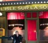 Vapotant sur un banc ou jouant aux échecs en bord de Loire, le chanteur savoure donc les plaisirs simples. On le croise au marché ou au café avec sa femme Cerise.

Tournage de l'émission "Merci Renaud" dans les studios de la Plaine Saint-Denis le 15 novembre 2016, qui sera diffusée le samedi 17 décembre 2016 en prime time sur France 2. 

© Cyril Moreau / Bestimage