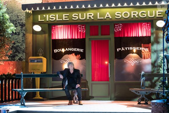 Vapotant sur un banc ou jouant aux échecs en bord de Loire, le chanteur savoure donc les plaisirs simples. On le croise au marché ou au café avec sa femme Cerise.

Tournage de l'émission "Merci Renaud" dans les studios de la Plaine Saint-Denis le 15 novembre 2016, qui sera diffusée le samedi 17 décembre 2016 en prime time sur France 2. 

© Cyril Moreau / Bestimage