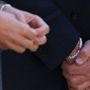 Kate Middleton et son époux ont rendu hommage aux victimes de l'attaque survenue en juillet 2024.

Le prince William, prince de Galles, et Kate Middleton, princesse de Galles, visitent l'école maternelle et primaire de Farnborough Road, pour montrer leur soutien continu à la communauté de Southport après l'attaque  au cours de laquelle trois filles, Alice da Silva Aguiar, Bebe King et Elsie Dot Stancombe, ont été tragiquement tuées lors d'un cours de danse à Southport, Merseyside, Royaume-Uni. © Julien Burton / Bestimage