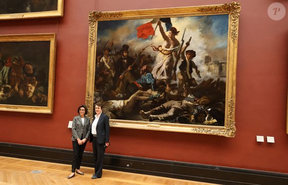 La ministre de la Culture Rachida Dati lors de la remise en place de la monumentale toile d'Eugène Delacroix "La Liberté guidant le peuple" après six mois de restauration au musée du Louvre à Paris, France, le 30 avril 2024. Après une restauration d'un peu plus de six mois, La Liberté guidant le peuple retrouve le musée du Louvre. La monumentale toile d'Eugène Delacroix (1798-1863) sera de nouveau présentée au public dans la salle Mollien à partir de ce jeudi 2 mai. Le tableau révèle des secrets jusque-là inconnus. © Denis Guignebourg/Bestimage