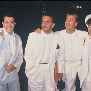 Les rencontres peuvent être compliquées lorsqu'il utilise son fauteuil roulant.
Archives – "Les Nuls" : Alain Chabat, Dominique Farrugia, Bruno Carette et Chantal Lauby invités au mariage d'Eddie Barclay en 1988 — Rindoff-Paterson / Bestimage