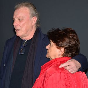 Le chanteur habite avec sa femme Cléo à Barbizon, en Seine-et-Marne

Herbert Léonard et sa femme Cléo (Chantal Rousselot) - Avant-première du film "Les dents, pipi et au lit" au cinéma UGC Ciné Cité Les Halles à Paris, France, le 27 mars 2018. © Veeren/Bestimage
