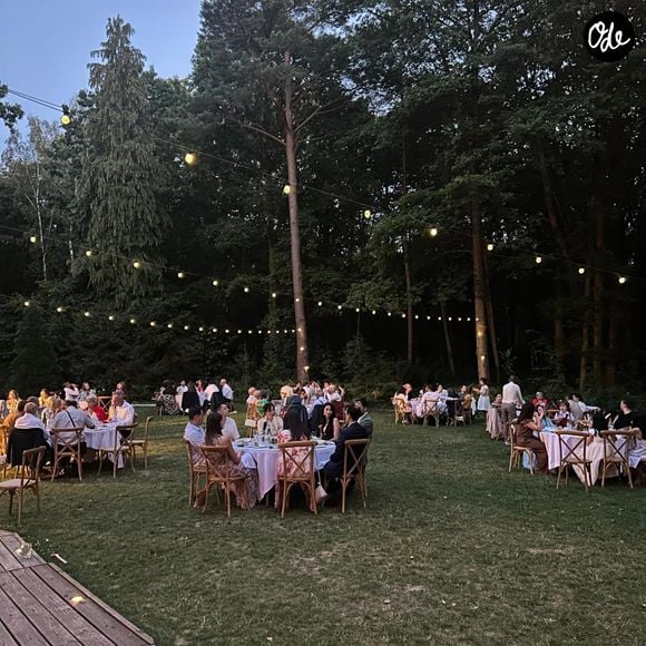 Le couple a choisi un décor chaleureux, avec une ambiance naturelle et festive.

Mélissa Da Costa a dit "oui" à l'homme de sa vie. Capture d'écran Instagram