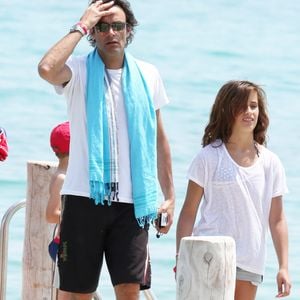 Anthony Delon et ses filles Loup et Liv reviennent d'une promenade en bateau et debarquent au Club 55 a Saint-Tropez. Le 9 juillet 2013 © Jacovides - Moreau Bestimage