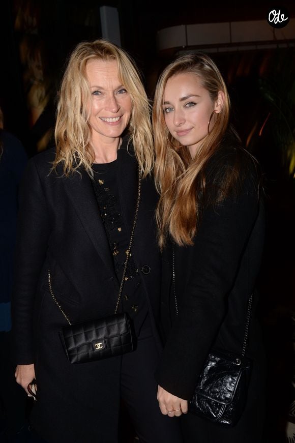 Une histoire familiale largement suivie par le public qui a très tôt influencé le rapport de la jeune femme à son propre quotidien. 

Exclusif - Estelle Lefébure et sa fille Emma Smet à l'after-party du film "Holy Lands" au restaurant le Beefbar (Rue Marbeuf dans le 8ème arrondissement) à Paris, France, le 4 décembre 2018. © Rachid Bellak/Bestimage