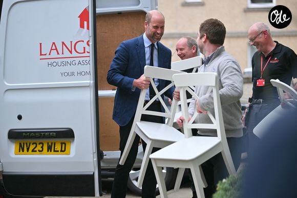 Par ces gestes concrets, il affiche une monarchie plus proche du terrain et des citoyens.

Le prince William aide un locataire à transporter des meubles dans son nouvel appartement lors d'une visite à l'association de logement social Langstane, à Aberdeen le 30 juin 2026.
Andy Buchanan/WPA-Pool/Julien Burton/ Bestimage