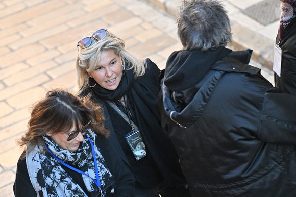 Caroline Margeridon arrive à l'église Notre-Dame de l'Assomption, pour la cérémonie funéraire de l'actrice française Brigitte Bardot, à Saint-Tropez, dans le sud-est de la France, le 7 janvier 2026. L'actrice française Brigitte Bardot, symbole de la libération sexuelle dans les années 1950 et 1960, qui s'est réinventée en défenseuse des droits des animaux et a embrassé des opinions d'extrême droite, est décédée le 28 décembre 2025 à l'âge de 91 ans. Photo par Julien Reynaud/APS-Medias/ABACAPRESS.COM
