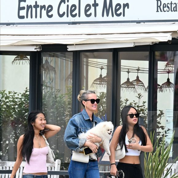Exclusif - Laeticia Hallyday et ses filles Jade et Joy (qui résident depuis quelques jours dans la propriété familiale du Cap-d'Ail) arrivent à Marseillan pour déjeuner avec Elyette Boudou "Mamie Rock" (qui fêtera ses 89 ans le 5 juillet prochain), accompagné de son père André Boudou et sa fille Alcéa (demi soeur de Laeticia). Toute la famille est allée déjeuner à la crêperie "La Maison de Camille" à Marseillan, France, le 2 juillet 2024.