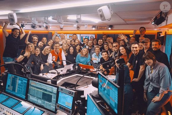 "C’est fait, Justine a enfin dit OUI à Romrom ! On attendait ce moment autant qu’elle (avouez). Félicitations aux futurs mariés !", a-t-il écrit sur les comptes Instagram de RTL2 et du "Double expresso"

Justine Salmon et l'équipe du "Double Expresso" de RTL2 sur Instagram (@jusalmon)