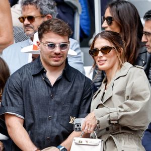 Antoine Dupont et sa compagne Iris Mittenaere en tribunes lors de la finale messieurs des Internationaux de France de Tennis de Roland Garros 2025 (jour 15), à Paris, France, le 8 juin 2025. © Cyril Moreau/Bestimage