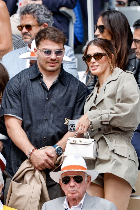 Antoine Dupont et sa compagne Iris Mittenaere en tribunes lors de la finale messieurs des Internationaux de France de Tennis de Roland Garros 2025 (jour 15), à Paris, France, le 8 juin 2025. © Cyril Moreau/Bestimage