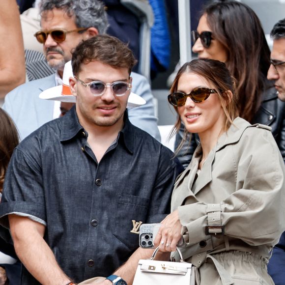 Antoine Dupont et sa compagne Iris Mittenaere en tribunes lors de la finale messieurs des Internationaux de France de Tennis de Roland Garros 2025 (jour 15), à Paris, France, le 8 juin 2025. © Cyril Moreau/Bestimage