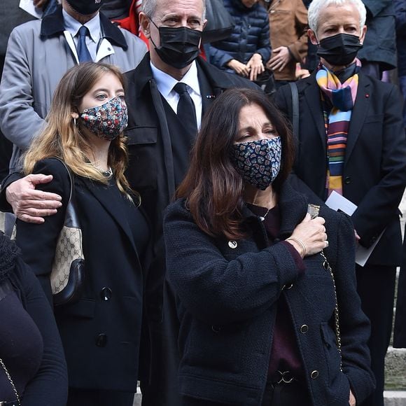 Francis Huster, sa fille Elisa et Cristiana Reali - Obsèques de François Florent ( François Eichholtzer, fondateur du Cours Florent d'art dramatique à Paris) en l'église Saint Roch à Paris, France, le 4 octobre 2021. © Bestimage