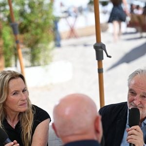 Jacques Attali, Estelle Lefébure - Le Prix du Cinéma Positif 2026 a été remis au jeune cinéaste Lucas Dhont pour son film "Coward", également en lice pour obtenir la Palme d'or, par Jacques Attali, président de la Semaine du cinéma positif, et Estelle Lefébure, marraine de cette édition. Cannes, le 22 mai 2026.
© Rachid Bellak/Bestimage
