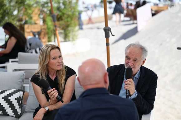 Jacques Attali, Estelle Lefébure - Le Prix du Cinéma Positif 2026 a été remis au jeune cinéaste Lucas Dhont pour son film "Coward", également en lice pour obtenir la Palme d'or, par Jacques Attali, président de la Semaine du cinéma positif, et Estelle Lefébure, marraine de cette édition. Cannes, le 22 mai 2026.
© Rachid Bellak/Bestimage