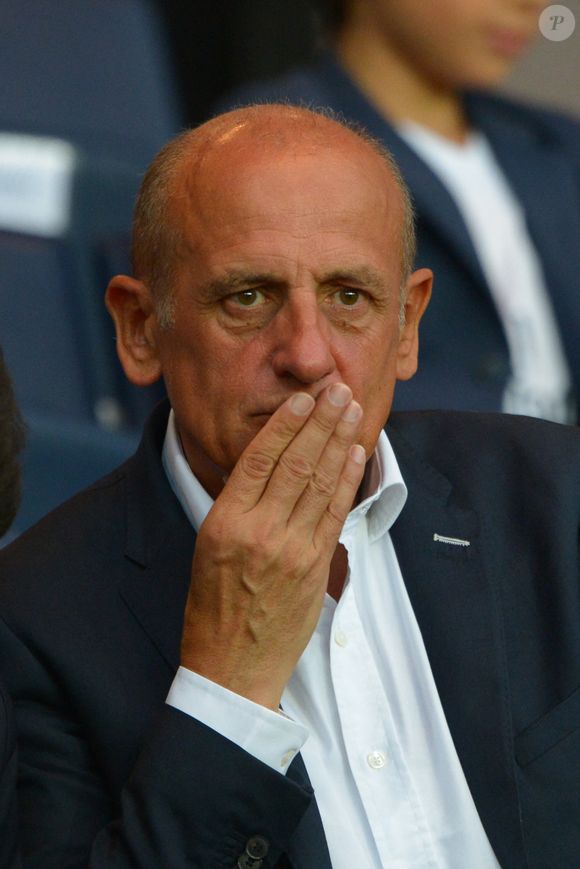 Jean-Michel Apathie assiste au match de football de la Première Ligue française Paris St-Germain contre Ajaccio au Parc des Princes à Paris, France, le 16 août 2015. Le PSG a gagné 2-0. Photo par Henri Szwarc/ABACAPRESS.COM