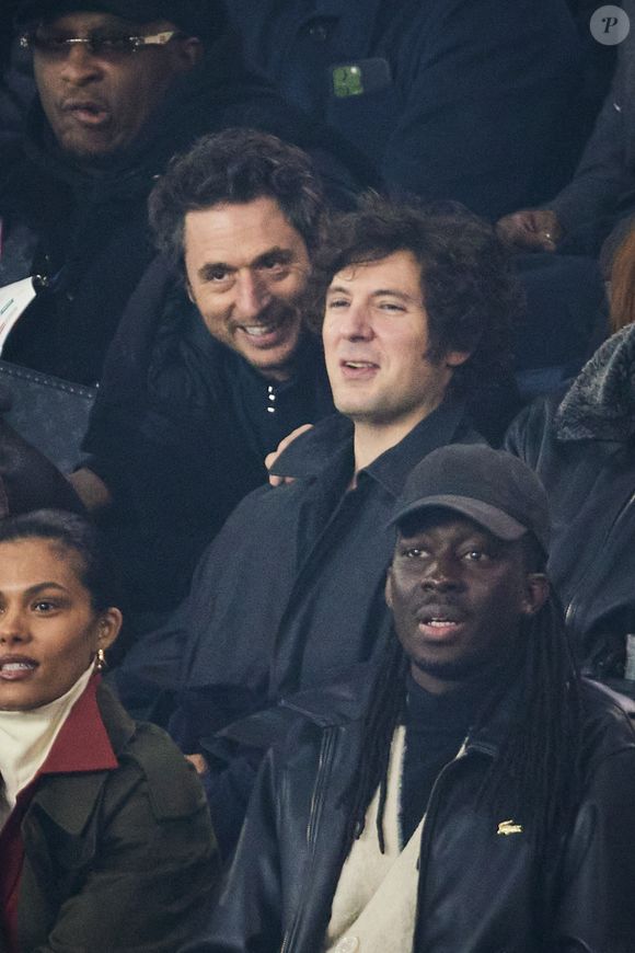 Jérémie Elkaïm, Vincent Lacoste - Célébrités dans les tribunes lors du match de Ligue 1 McDonald's opposant le Paris Saint-Germain (PSG) à l'Olympique de Marseille (OM) - (3-1) au Parc des Princes à Paris le 16 mars 2025. © Cyril Moreau/Bestimage