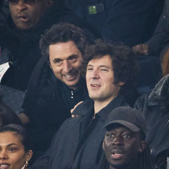 Jérémie Elkaïm, Vincent Lacoste - Célébrités dans les tribunes lors du match de Ligue 1 McDonald's opposant le Paris Saint-Germain (PSG) à l'Olympique de Marseille (OM) - (3-1) au Parc des Princes à Paris le 16 mars 2025. © Cyril Moreau/Bestimage