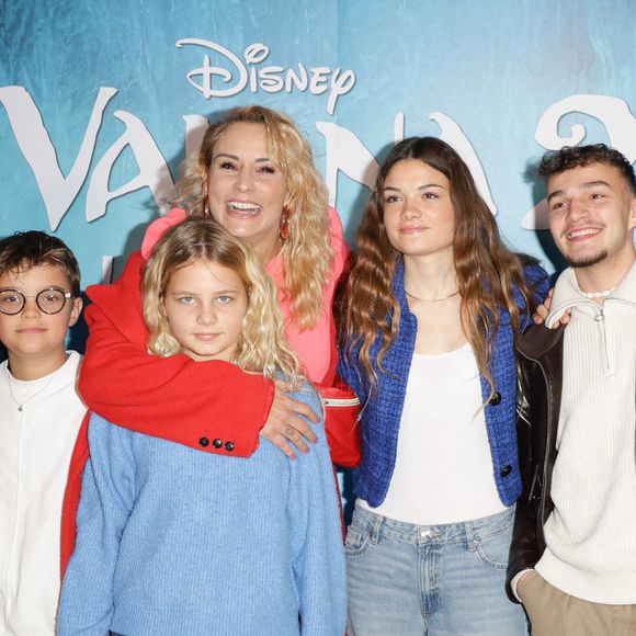Elodie Gossuin avec son mari Bertrand Lacherie et leurs enfants à l'avant-première du film Disney "Vaiana 2" au Grand Rex à Paris le 23 novembre 2024.

© Coadic Guirec/Bestimage