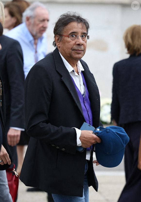 Laurent Voulzy quittant la cérémonie d'enterrement de la chanteuse française Françoise Hardy au crématorium du Père Lachaise à Paris, France, le 20 juin 2024. Photo par Raphael Lafargue/ABACAPRESS.COM