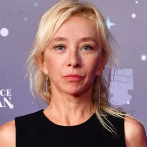 C'est Sylvie Testud : elle l’a reconnu lors d’une représentation théâtrale grâce à une photo qu’elle avait conservée.
Sylvie Testud, membre du jury - Personnalités au photocall de la 3ème soirée de la 5ème édition du festival CinéRoman au cinéma Pathé Gare du Sud à Nice. Le 4 octobre 2023
© Bruno Bebert / Bestimage