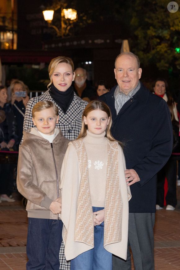 Le prince Albert II de Monaco, la princesse Charlène de Monaco, le prince Jacques de Monaco, marquis des Baux, la princesse Gabriella de Monaco, comtesse de Carladès lors du lancement des illuminations de Noël organisées par la municipalité de Monaco sur la Place d'Armes, le 27 novembre 2025.

© Olivier Huitel / Pool / Bestimage