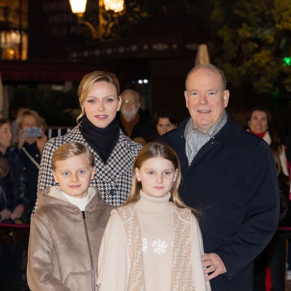 Le prince Albert II de Monaco, la princesse Charlène de Monaco, le prince Jacques de Monaco, marquis des Baux, la princesse Gabriella de Monaco, comtesse de Carladès lors du lancement des illuminations de Noël organisées par la municipalité de Monaco sur la Place d'Armes, le 27 novembre 2025.

© Olivier Huitel / Pool / Bestimage