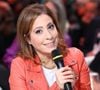 Il s'agit d'un superbe costume beige composé d'un blazer asymétrique et d'un pantalon.

Léa Salamé - Les personnalités se mobilisent lors de la 37ème édition du Téléthon sur le plateau de France 2, avec pour parrain Vianney. Cette année, 80,6 millions de dons ont été promis. Le 9 décembre 2023. 
© Coadic Guirec / Bestimage