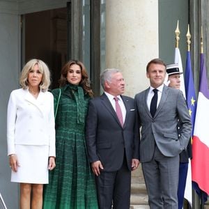 La défense dénonce des informations dangereuses pour la sécurité de la famille royale, tandis que le site des journalistes a été bloqué en Jordanie.
Le Président de la République française, Emmanuel Macron et la première dame Brigitte Macron reçoivent le Roi Abdallah II de Jordanie et la Reine Rania, pour un déjeuner de travail au Palais de l'Elysée à Paris, le 24 juin 2024.
© Stéphane Lemouton / Bestimage