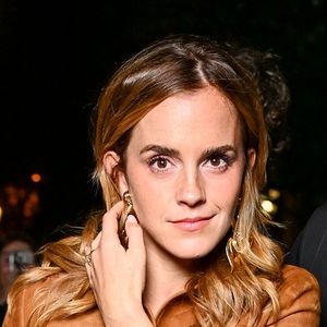 La France occupe une place décidément notable dans les activités de la comédienne. Son père, Chris Watson, dirige le Domaine Watson en Bourgogne depuis plus de trente ans. Emma Watson a alors fondé en 2023 avec son frère Alex la marque de spiritueux "Renais". Ils commercialisent un gin distillé à partir des marcs de raisin récupérés après les vendanges familiales. 

Emma Watson aux arrivées à l'after Miu Miu Collection Femme Prêt-à-Porter Printemps/Eté 2026 lors de la Fashion Week de Paris (PFW), au restaurant Gigi, à Paris, France, le 6 octobre 2025. © Pierre Perusseau/Bestimage