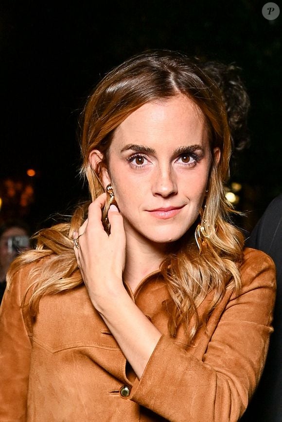La France occupe une place décidément notable dans les activités de la comédienne. Son père, Chris Watson, dirige le Domaine Watson en Bourgogne depuis plus de trente ans. Emma Watson a alors fondé en 2023 avec son frère Alex la marque de spiritueux "Renais". Ils commercialisent un gin distillé à partir des marcs de raisin récupérés après les vendanges familiales. 

Emma Watson aux arrivées à l'after Miu Miu Collection Femme Prêt-à-Porter Printemps/Eté 2026 lors de la Fashion Week de Paris (PFW), au restaurant Gigi, à Paris, France, le 6 octobre 2025. © Pierre Perusseau/Bestimage