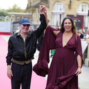 Karla Sofia Gascon et Jacques Audiard sur le tapis rouge d'Emilia Perez lors du 72e Festival international du film de Saint-Sébastien. 20 septembre 2024.  (Lalo Yasky / Bestimage).