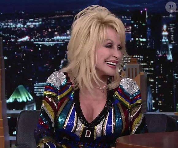 Dolly Parton sur le plateau de l'émission "The Tonight Show Starring Jimmy Fallon" à New York, le 1er décembre 2022. (Backgrid UK/ Bestimage).