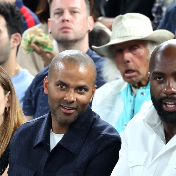 Manon Apithy-Brunet, Tony Parker, Thierry Henry, Teddy Riner, Omar Sy - Les célébrités en tribunes pendant la finale de basketball opposant les Etats-Unis à la France (98-87) lors des Jeux Olympiques de Paris 2024 (JO) à l'Arena Bercy, à Paris, France, le 10 août 2024. © Jacovides-Perusseau/Bestimage