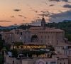 À travers leurs établissements, elles défendent une approche fondée sur l'authenticité, l'attention aux détails et la création de lieux dotés d'une véritable âme. 

Hôtel Crillon Le Brave, l'un des cinq hôtels de la famille Pariente.