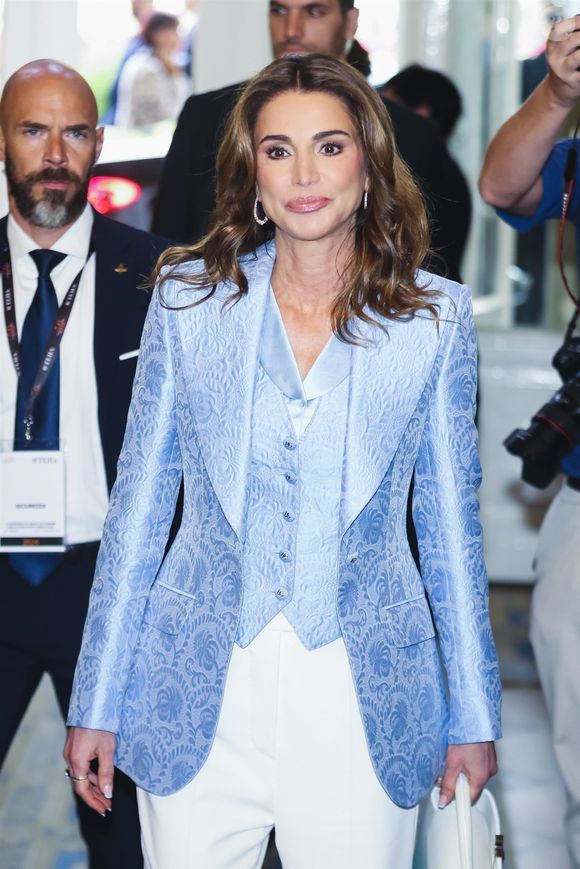 La reine a deux petits-enfants, Iman et Amina. 

La reine Rania de Jordanie participe au 50ème édition du Forum de la Maison Européenne Ambrosetti à Milan, le 7 septembre 2024. © Backgrid UK/ Bestimage