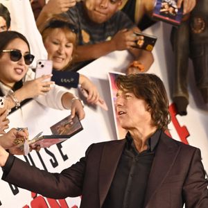 L'acteur Tom Cruise signe des autographes pour les fans lors du tapis rouge de la première du film Mission : Impossible - The Final Reckoning Mexico City film Premiere at Auditorio Nacional. on May 20, 2025 in Mexico City, Mexico. Photo by Carlos Tischler/ Eyepix Group/ABACAPRESS.COM