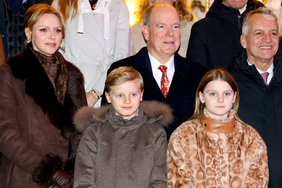 Le prince Albert II de Monaco, la princesse Charlene, leurs enfants, la princesse Gabriella et le prince héréditaire Jacques ont inauguré le marché de Noël sur le port Hercule à Monaco, le 5 décembre 2025. © Claudia Albuquerque/Bestimage