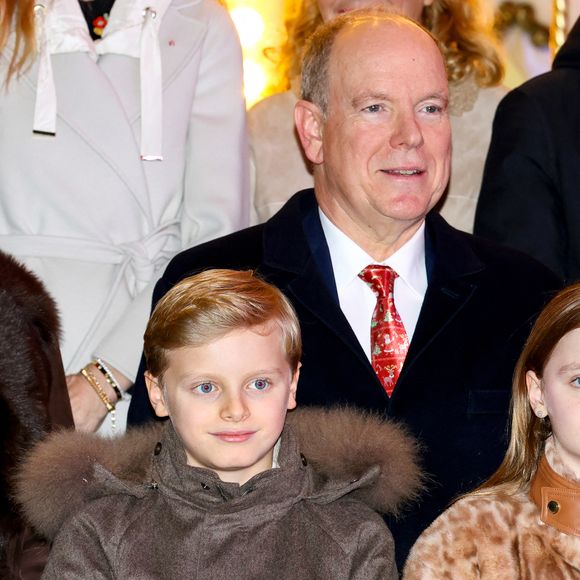 Le prince Albert II de Monaco, la princesse Charlene, leurs enfants, la princesse Gabriella et le prince héréditaire Jacques ont inauguré le marché de Noël sur le port Hercule à Monaco, le 5 décembre 2025. © Claudia Albuquerque/Bestimage