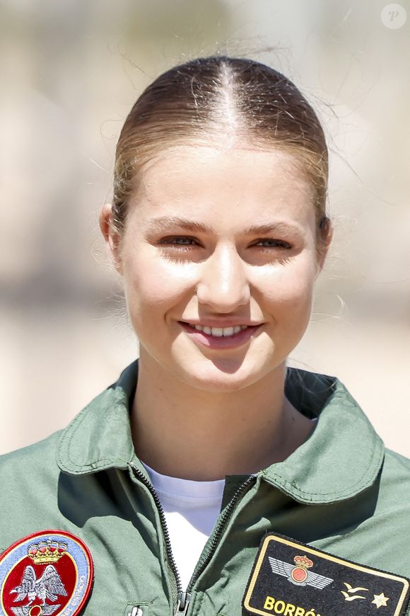 Après avoir étudié à Saragosse dans l’armée de Terre puis à Marín dans la Marine, l’héritière de la Couronne porte désormais l’uniforme de l’Air. 

La princesse Leonor assiste à son premier jour à l'académie de l'armée de l'air à San Javier, Murcie, le 1er septembre 2026 à San Javier, Espagne par Archie Andrews/ABACAPRESS.COM