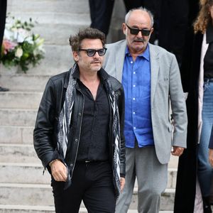 Matthieu Chedid et Louis Chedid quittant la cérémonie funéraire de la chanteuse française Françoise Hardy au crématorium du Père Lachaise à Paris, France, le 20 juin 2024. Photo par Raphael Lafargue/ABACAPRESS.COM