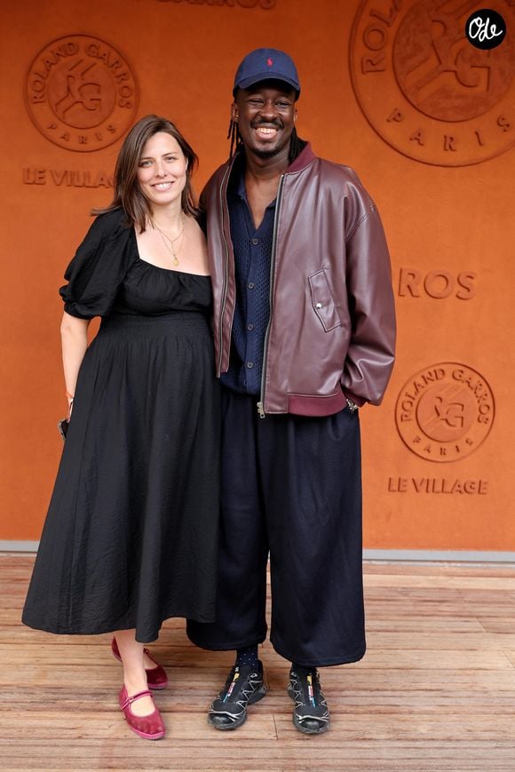 Mory Sacko et sa compagne Emilie Rouquette au village lors des Internationaux de France de Tennis de Roland Garros le 3 juin 2026 © Jacovides / Moreau / Bestimage