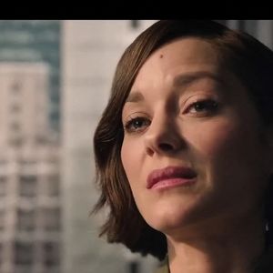 Elle y incarne le personnage de Céline Dumont qui vient d’une grande famille européenne spécialisée dans les médias est recrutée par UBA pour retravailler sur son image.

Marion Cotillard dans la bande-annonce de la saison 4 de la série "The Morning Show" diffusée sur Apple + à partir du 17 septembre 2025. © Backgrid UK/ Bestimage