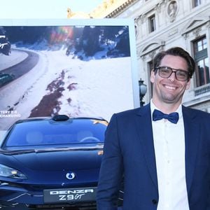 Pour Alice, son compagnon traverse alors une période particulièrement délicate. Elle raconte : "Camille ne savait rien faire d'autre que nager. À part être un père formidable. Mais une fois sorti de l'eau, imaginez combien c'est difficile de se retrouver dans le monde réel."
Camille Lacourt au lancement de la marque de voitures électriques Denza par BYD à l'Opéra Garnier à Paris le 8 avril 2026.
© Rachid Bellak / Bestimage