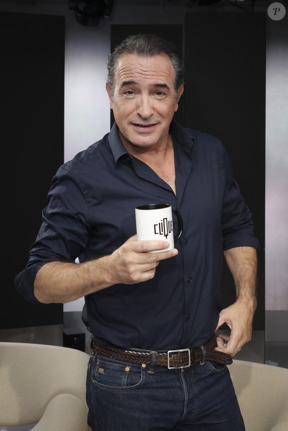 Exclusif - Jean Dujardin, sur le plateau de Clique présenté par M.Achour, et diffusé sur Canal + le 27 octobre 2025, à Paris, France, le 21 octobre 2025. © Jack Tribeca/Bestimage