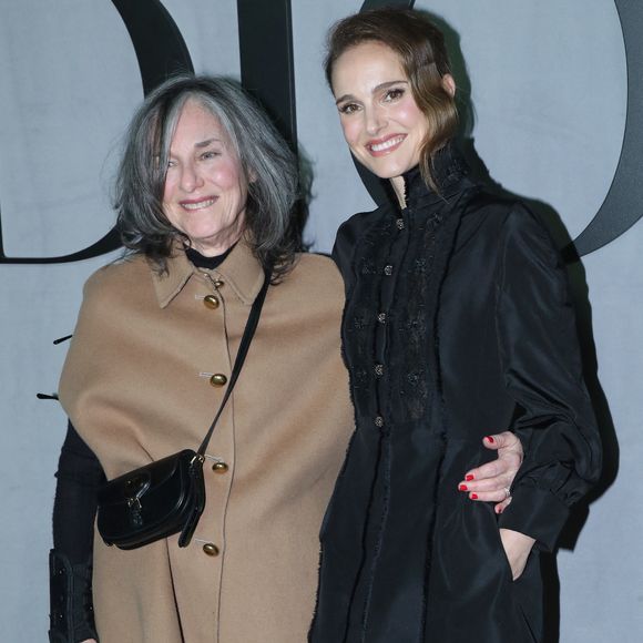 Natalie Portman et sa mère Shelley Stevens au défilé Dior, Prêt-à-porter Automne / Hiver 2025-2026 dans le cadre de la Fashion Week de Paris, France, le 04 Mars 2025. © Bertrand Rindoff / Bestimage