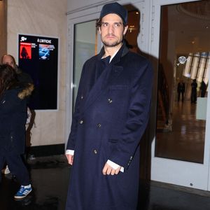 L'acteur n'aime pas vraiment parler de lui

Paris, FRANCE L'acteur Louis Garrel a fait une apparition remarquée à la première de Costumes Paris, portant d'élégantes chaussures brunes Dior. Backgrid USA / Bestimage